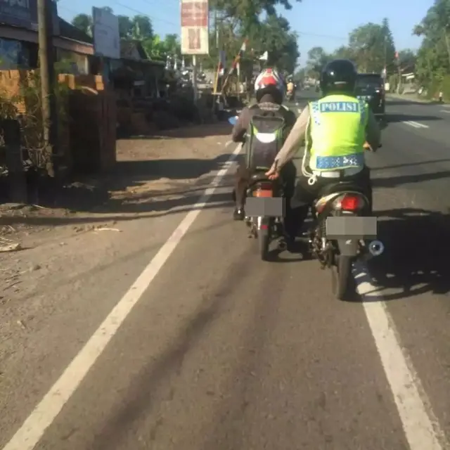 10 Potret Absurd Orang Bantu Dorong Kendaraan Mogok Ini Bikin Geleng Kepala