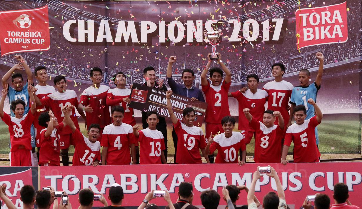 Pemain STIMED Nusa Palapa melakukan selebrasi usai menjuarai Torabika Campus Cup 2017 di Stadion UNM, Makassar, Kamis, (19/10/2017). STIMED Nusa Palapa menang adu penalti atas STKIP Mega Resky. (Bola.com/M Iqbal Ichsan)