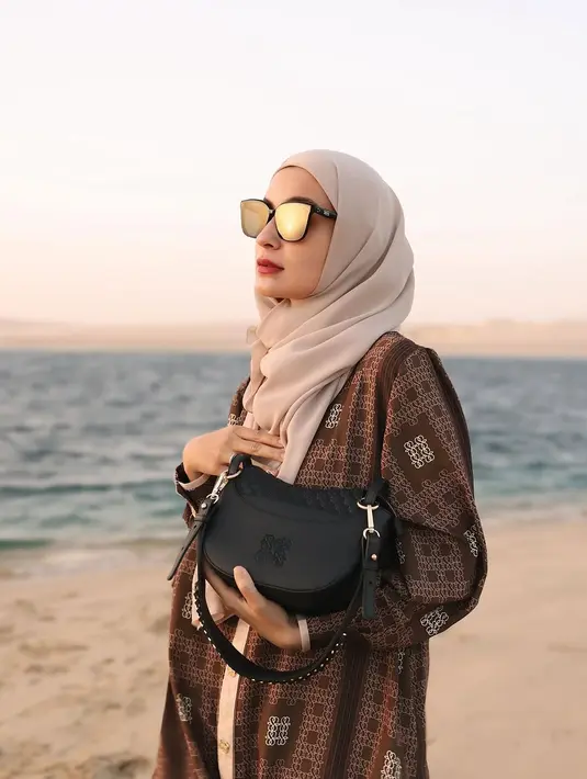 Kombinasi pashmina syar’i dengan blus bermotif penuh berwarna cokelat memberikan kesan elegan dan stylish. Tampilan ini bisa menjadi pilihan bagi kamu yang ingin tetap tampil modis dalam balutan hijab syar’i. [@shireensungkar].
