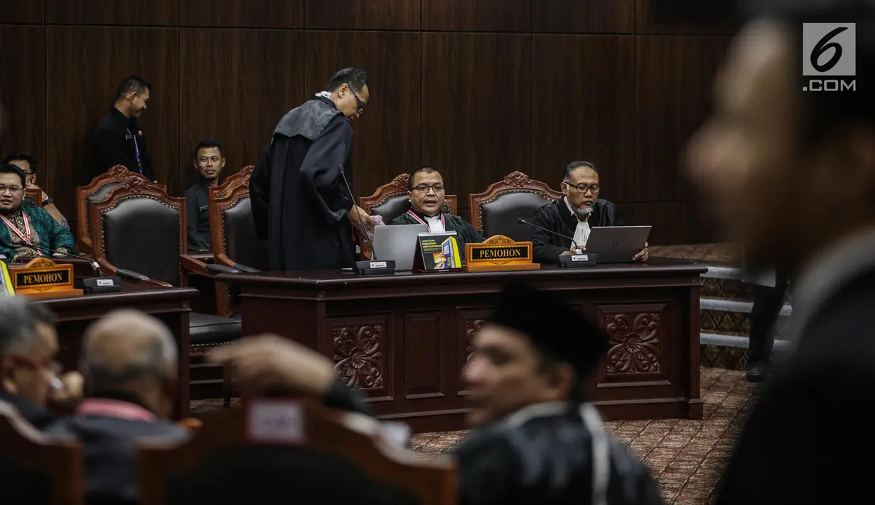 Kuasa hukum paslon nomor urut 02 selaku pemohon Bambang Widjojanto dan Denny Indrayana mengikuti sidang putusan sengketa hasil Pilpres 2019 di Gedung Mahkamah Konstitusi, Jakarta, Kamis (27/6/2019). Sidang itu beragendakan pembacaan putusan oleh majelis hakim MK. (Liputan6.com/Faizal Fanani)
