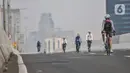 Pesepeda melintasi Jalan Layang Non Tol (JLNT) Kampung Melayu-Tanah Abang saat uji coba jalur sepeda balap atau Road Bike, Jakarta, Minggu (23/5/2021). Tidak hanya pesepeda balap, pengguna sepeda jenis lain pun turut meramaikan uji coba ini. (merdeka.com/Iqbal S Nugroho)