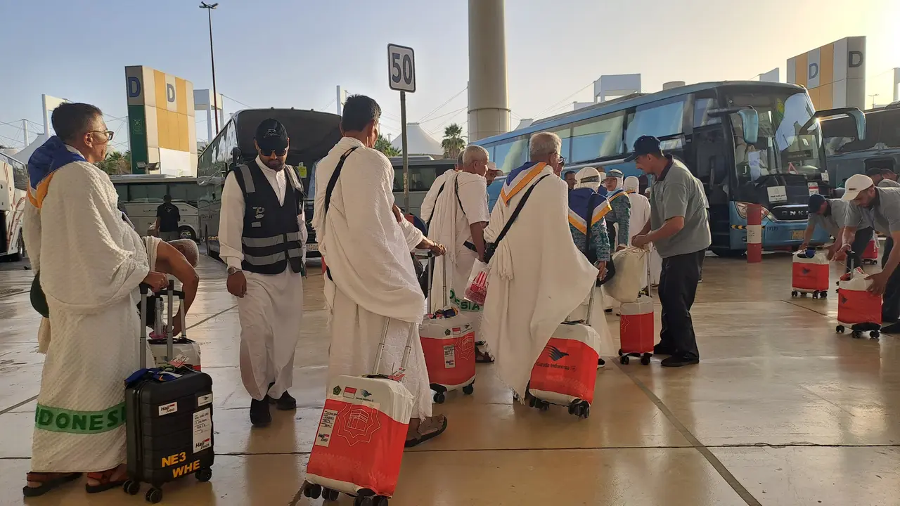 Paspor jemaah haji Indonesia harus dikumpulkan sebelum naik bus menuju ke hotel di Makkah, oleh karena itu harus dipegang masing-masing orang.