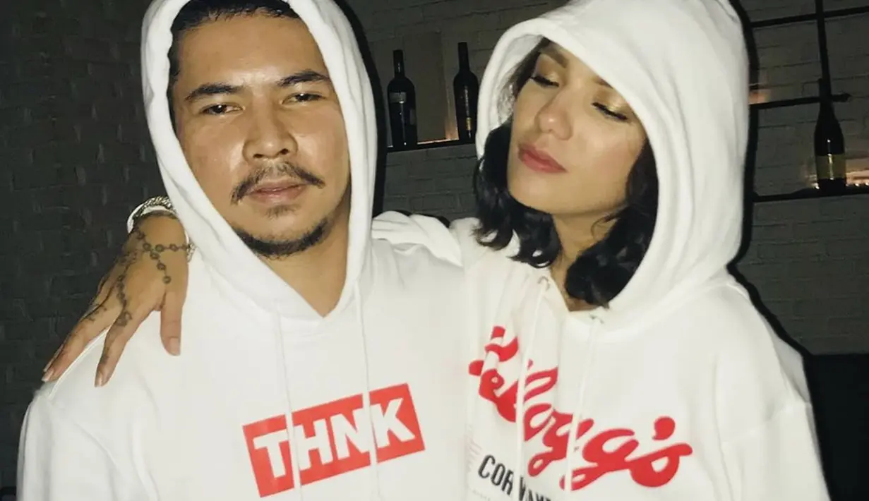 Finalis GADIS Sampul 2004 itu selalu tampil memukau di berbagai kesempatan. Baik dengan outfit feminin maupun boyish seperti memakai hoodie putih ini. (Liputan6.com/IG/itssheilamj)