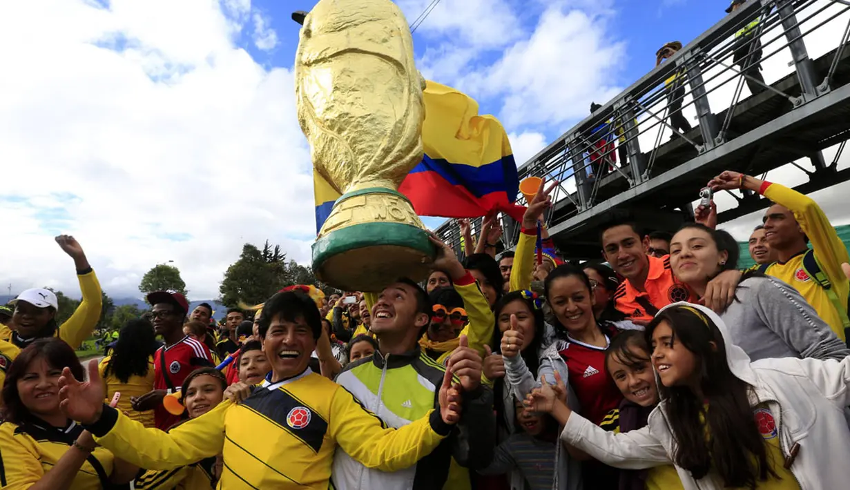 Meski gagal melaju ke babak semifinal Piala Dunia 2014, ribuan suporter tetap menanti kedatangan Timnas Kolombia di Bogota, (6/7/2014). (REUTERS/Jose Miguel Gomez)