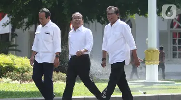 Menteri Sekretaris Negara pada kabinet kerja 2019-2024 Pratikno (tengah) turut hadir ke Istana Kepresidenan, Jakarta, Senin (10/10/2019). Pratikno  datang bersama mantan aktivis Fadjroel Rahman (kanan) dan mantan Staf Khusus Presiden Nico Harjanto. Liputan6.com/Angga Yuniar)