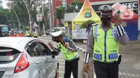 Polisi menghentikan pengendara mobil saat Operasi Yustisi Protokol Covid-19 di kawasan Tugu Tani, Jakarta, Senin (14/9/2020). Operasi tersebut digelar sebagai langkah untuk menekan penyebaran Covid-19 di masa PSBB Jakarta. (Liputa6.com/Immanuel Antonius)