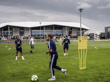 Pemain Olympique Lyon melakukan latihan di Decines-Charpieu Groupama, Prancis, Rabu (10/6/2020). Olympique Lyon melakukan persiapan Jelang leg kedua babak 16 besar Liga Champions melawan Juventus. (AFP/Jeff Pachoud)