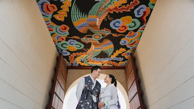 Intip Gaya Tradisional Orang Korea Ala Mike Lewis Saat Liburan