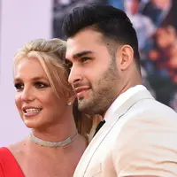 Penyanyi pop, Britney Spears dan sang pacar, Sam Asghari menghadiri premier film "Once Upon a Time in Hollywood" di TCL Chinese Theatre pada 22 Juli 2019. Penampilan tersebut merupakan penampilan perdana keduanya dalam sebuah acara resmi setelah berpacaran sejak 2016. (Jordan Strauss/Invision/AP)