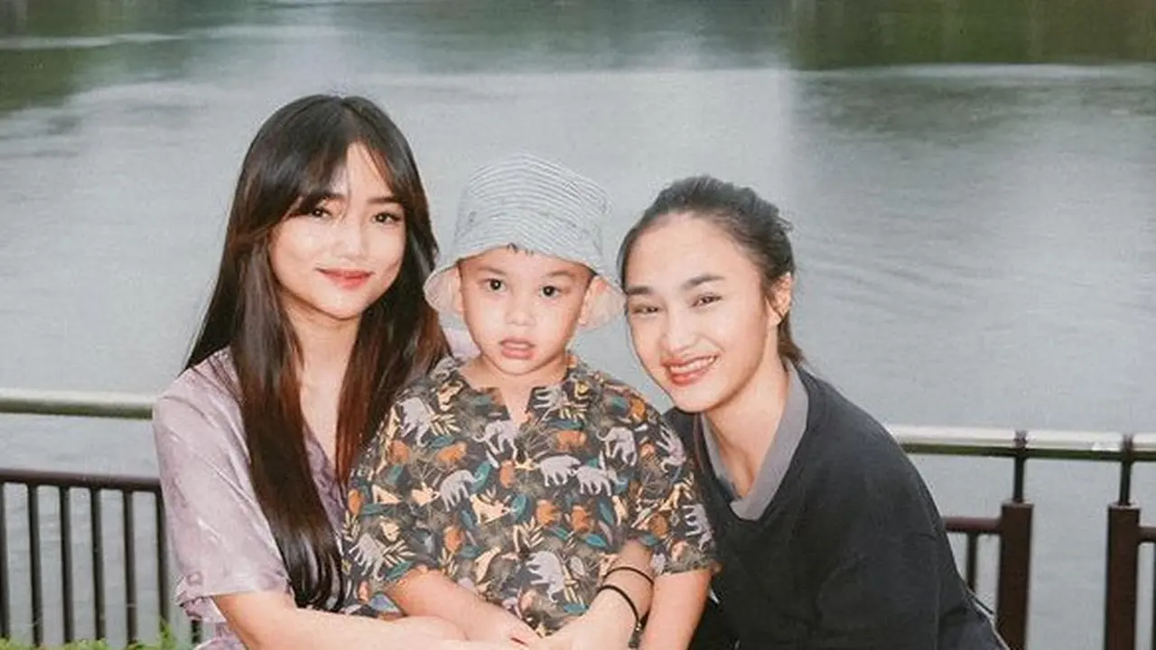 Gaya Santai Fuji An Kenakan Piyama  saat Bermain Bersama Gala Sky di Kebun Binatang