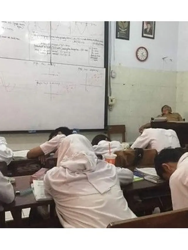 6 Potret Selfie Guru Saat Pergoki Muridnya Tidur di Kelas Ini Bikin Tepuk Jidat