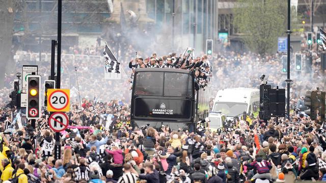Foto: Euforia Fans dan Pemain Newcastle United dalam Parade Juara, Warga Tumpah Ruah Rayakan 70 Tahun Penantian