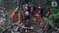 Tim SAR gabungan berusaha mencari sisa korban tanah longsor akibat gempa Cianjur di kawasan Cugenang, Kabupaten Cianjur Jawa Barat, Jumat (25/11/2022). Upaya pencarian korban terpaksa dihentikan sementara akibat hujan. (Liputan6.com/Helmi Fithriansyah)