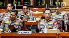 Kapolri Jenderal Listyo Sigit Prabowo (depan kanan) saat menghadiri rapat kerja dengan Komisi III DPR di Kompleks Parlemen, Senayan, Jakarta, Rabu (12/4/2023). Rapat tersebut membahas evaluasi kinerja dan capaian Polri tahun 2022, termasuk evaluasi pengamanan Natal 2022 dan Tahun Baru 2023 serta rencana kerja program prioritas dan strategi tahun 2023. (Liputan6.com/Faizal Fanani)