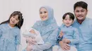 Pasangan selebriti Puadin Redi dan Ryana Dea baru saja menggelar akikah anak ketiganya, Gavin Rafaeyza Redi. Acara digelar secara meriah di sebuah hall di kawasan Jakarta Selatan. Berikut beberapa  potretnya. [Instagram/ryana_dea]