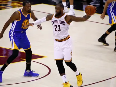 Pemain Cleveland Cavaliers, LeBron James (23) berusaha mengontrol bola dari kawalan pemain Golden State Warriors, Kevin Durant (35) saat bertanding pada gim keempat Final NBA 2017 di Quicken Loans Arena, Ohio (9/6). (Gregory Shamus/Getty Images/AFP)