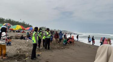 Polisi memperketat pengawasan di pantai wisata Kebumen agar gelombang pasang tak sampai menimbulkan korban jiwa. (Foto: Liputan6.com/Polres Kebumen/Muhamad Ridlo)