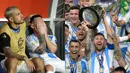 Lionel Messi berhasil membawa Argentina mempertahankan gelar juara Copa America setelah mengalahkan Kolombia dengan skor 1-0 pada Senin (15/07/2024). Sayangnya, Messi tak mampu menyelesaikan pertandingan secara penuh setelah mengalami cedera. La Pulga tampak sangat sedih ketika digantikan Nicolas Gonzalez pada menit ke-66. Ia meneteskan air mata ketika duduk di bangku cadangan. Namun, ekspresi yang berbeda ditunjukkan Messi setelah Argentina berhasil menyegel kemenangan melalui gol Lautaro Martinez. Ia tampak sangat bahagia dengan senyum lebarnya ketika mengangkat trofi Copa America 2024. (AFP/Charly Triballeau dan AP Photo/Rebecca Blackwell)