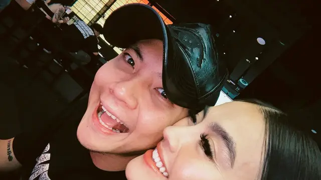 Gaya Bucin Agnez Mo dan Adam Rosyadi Rayakan Anniversary ke-4, Tampil Cantik dengan Wajah Glowing Saat Dapat Hand Bouquet Mawar