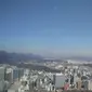 Pemandangan kota seoul dari atas Gunung Namsan di Namsan Tower, Yongsan, Seoul, Jumat (12/1/2018). (Liputan6.com/Hotnida Novita Sary)