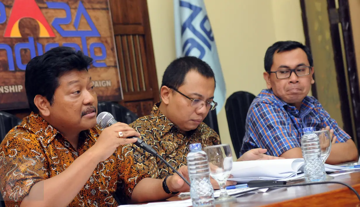 Anggota Komisi XI DPR RI, Andreas Eddy Susetyo (kiri) berbicara pada diskusi bersama PARA Syndicate di Jakarta, Jumat (22/4/2016). Diskusi membahas RUU Tax Amnesty vs Skandal Panama Papers: Quo Vadis Reformasi Pajak. (Liputan6.com/Helmi Fithriansyah)