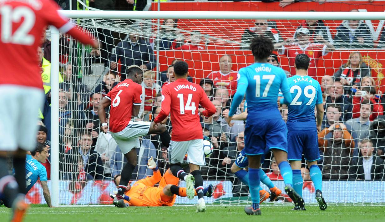 Pemain Manchester United Paul Pogba berhasil mencetak gol ke gawang Arsenal saat pertandingan Liga Inggris di stadion Old Trafford di Manchester (29/4). Manchester United mengalahkan Arsenal 2-1 pada pekan ke-36 Premier League. (AP Photo / Rui Vieira)