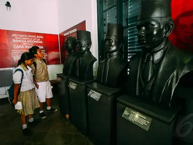 Sejumlah pelajar memperhatikan patung-patung di Museum Sumpah Pemuda, Jakarta, Rabu (29/10/2014). (Liputan6.com/Faizal Fanani)