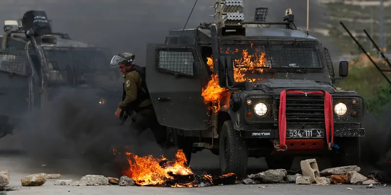 Pengunjuk Rasa Palestina Lempari Tentara Israel dengan Bom Molotov