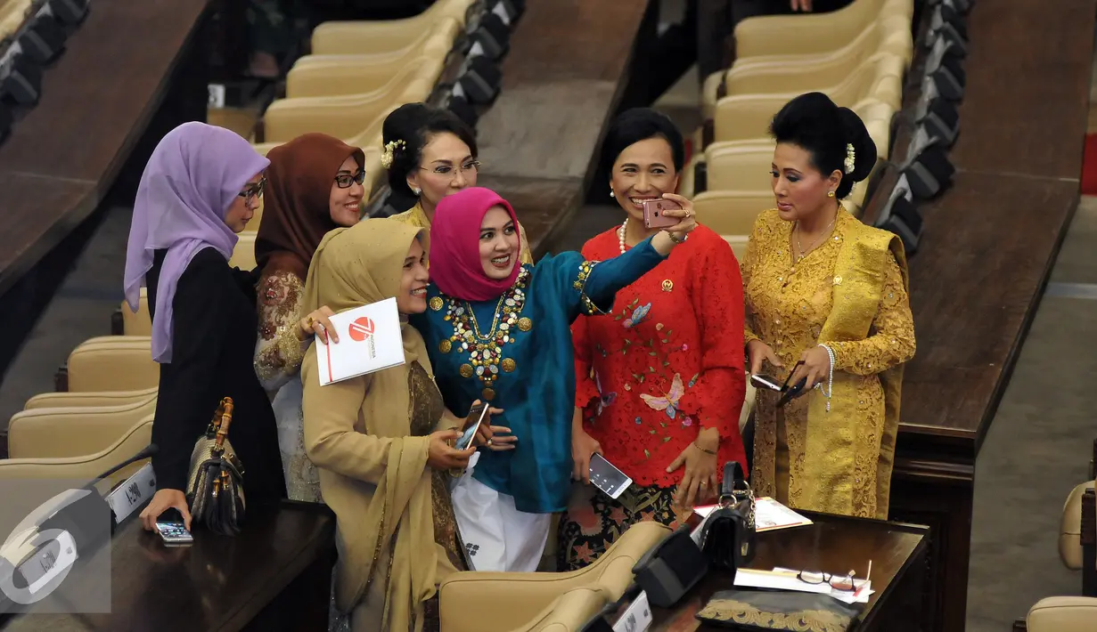 Sejumlah peserta sidang melakukan selfie usai sidang tahunan MPR RI, DPR RI dan DPD RI tahun 2016 di Kompleks Parlemen, Senayan, Selasa (16/8). Sidang tersebut beragendakan penyampaian pidato kenegaraan Presiden Joko Widodo. (Liputan6.com/Johan Tallo)
