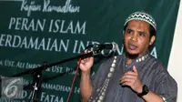Ust. Ali Imron mantan terpidana Bom Bali 2002 memberikan pemaparan saat kajian "Peran Islam untuk Perdamaian Indonesia, Jakarta, Selasa (28/6). (Liputan6.com/Helmi Afandi)