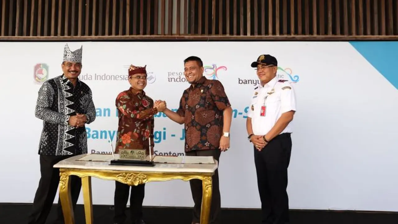 Penandatanganan MoU antara Bupati Banyuwangi Abdullah Azwar Anas dan Direktur Komersial PT AP II Daan Ahmad di Terminal Bandara Blimbingsari. (Dian/Liputan6.com)