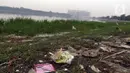 Ceceran sampah plastik terlihat di bibir Waduk Cincin, Jakarta, Sabtu (19/6/2021). Ceceran sampah plastik ini mengganggu kemyamanan warga yang ingin menikmati suasana Waduk Cincin . (Liputan6.com/Helmi Fithriansyah)