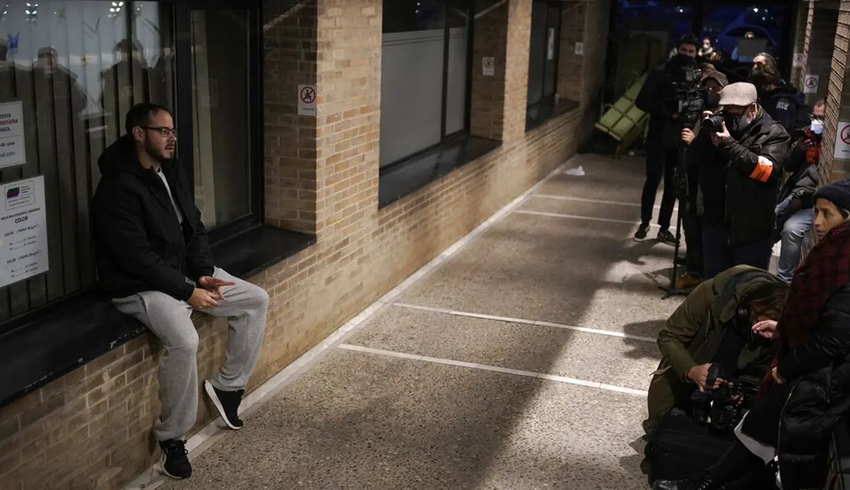 Rapper Pablo Hasel duduk di dalam Universitas Lleida, Spanyol, Senin (15/2/2021). Pablo Hasel mengkritik keluarga kerajaan Spanyol dan memuji kelompok ekstremis bersenjata Spanyol. (AP Photo/Joan Mateu)