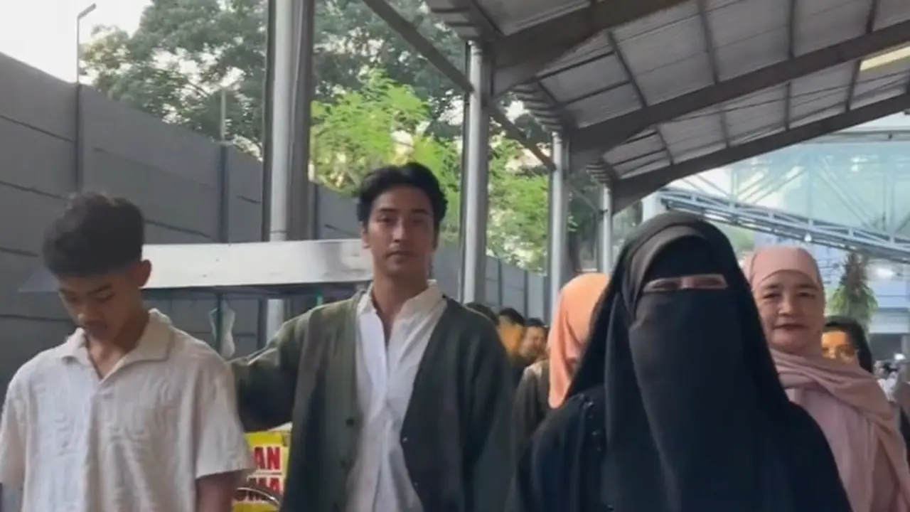 Potret Umi Pipik Hadiri Acara Bukber dengan Anak Yatim, Abidzar dan Bilal Kawal Bak Bodyguard