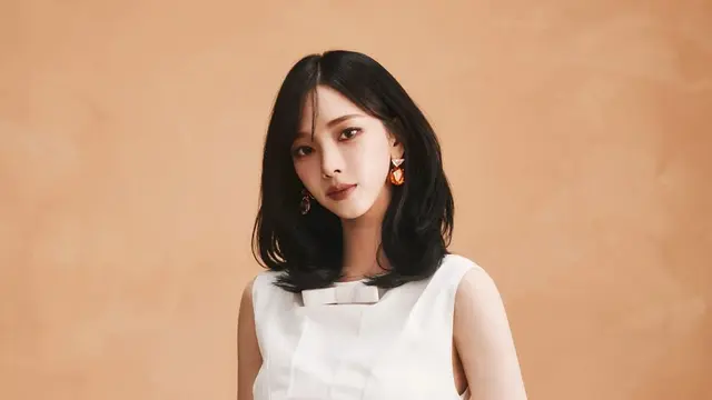 Pesona Prada Princess Karina aespa, Tampil Effortless Elegan dalam Midi Dress Putih di Milan Fashion Week