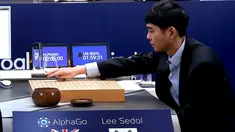Pemain Go profesional, Lee Sedol saat meletakkan batu pertama saat melawan AlphaGo pada pertandingan ketiga di Seoul , Korea Selatan, (12/3). AlphaGo merupakan program kecerdasan buatan yang diciptakan Google. (REUTERS / Google / Yonhap)