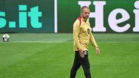 Pelatih Barcelona, Hansi Flick memimpin latihan menjelang laga leg 2 semifinal Liga Champions 2024/2025 melawan Inter Milan di Giuseppe Meazza, Milan, Italia. (AFP/Piero Cruciatti)