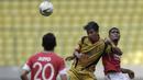 Gelandang Mitra Kukar, Andre Prakoso, menyundul bola saat melawan Semen Padang pada laga Piala Presiden 2019 di Stadion Patriot, Bekasi, Kamis (14/3). Padang menang 2-0 atas Mitra. (Bola.com/Yoppy Renato)