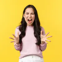 Seorang perempuan berteriak karena marah (Foto Dok: Freepik/benzoix).