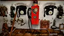Telepon tua dan barang antik lainnya dipajang di toko milik Manuel Mosquera di "Pulgas' Market'' di Pamplona, Spanyol utara, (2/3). (AP Photo/Alvaro Barrientos)