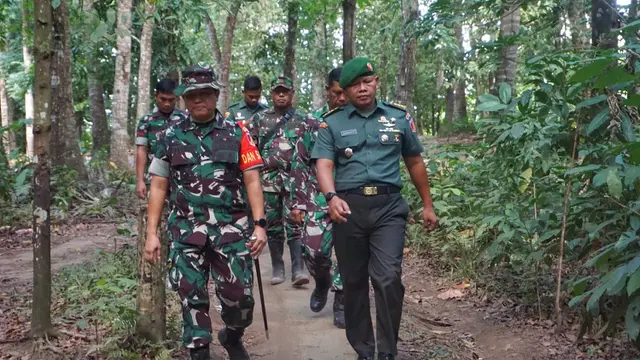 Jalan setapak yang selama ini menjadi akses warga Kampung Lahendong untuk keluar dari permukiman mereka yang tersembunyi. (Foto: Yoseph Ikanubun/Liputan6.com)