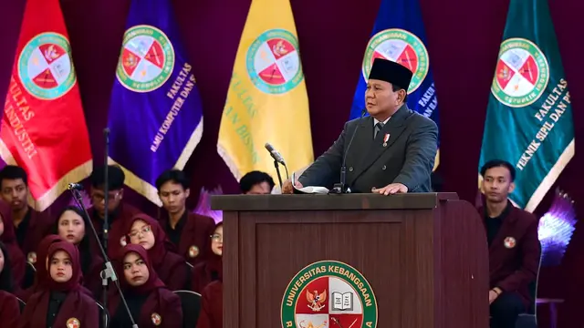 Presiden Prabowo Subianto saat orasi di Dies Natalis Universitas Kebangsaan RI di Bandung, Jawa Barat, Sabtu (18/10/2025).