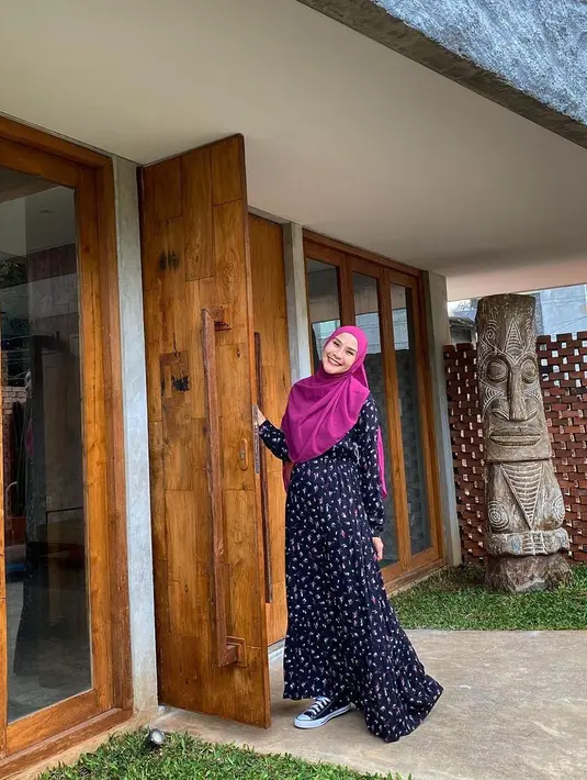 Stigma perempuan hobi belanja barang mahal nampaknya bukan bagi Zasmia Adya Mecca. Terutama di kalangan artis yang hobil mengoleksi tas dengan merk ternama.  (Instagram/zaskiaadyamecca)