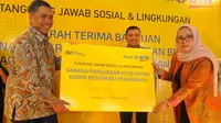 Direktur Consumer Bank BTN Hirwandi Gafar (kiri) disaksikan anggota Komisi VI DPR Jon Erizal (tengah) secara simbolis menyerakan Bantuan Tanggung Sosial dan Lingkungan (TJSL) Sarana Kesehatan Posyandu dan Beasiswa Pendidikan Kader Posyandu di Wilayah Pekanbaru, Riau Selasa (11/10/2022). (Liputan6.com/HO)