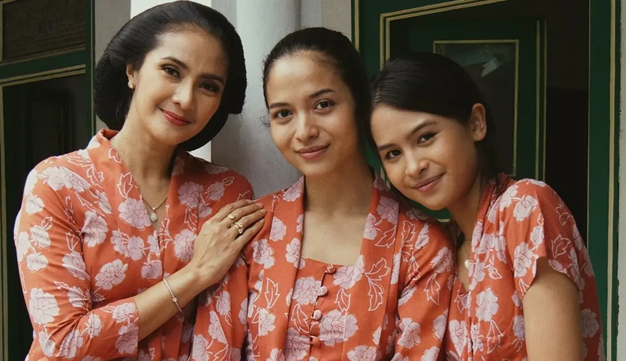 Punya paras cantik dan kulit yang eksotis, Putri Marino sering tgampil dengan busana-busana tradisonal. Mulai dari kain etnik sampai kebaya. Seperti saat foto bareng Maudy Ayunda dan Maudy Koesnaedi ini. (Liputan6.com/IG/@putrimarino)