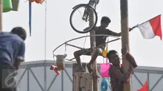 Warga mengikuti lomba Panjat Pinang Kolosal dalam rangka merayakan HUT RI ke-70 di Pantai Karnaval, Ancol, Jakarta, Senin (17/8). Sebanyak 124 batang pinang disediakan dengan berbagai ragam hadiah. (Liputan6.com/Herman Zakharia)