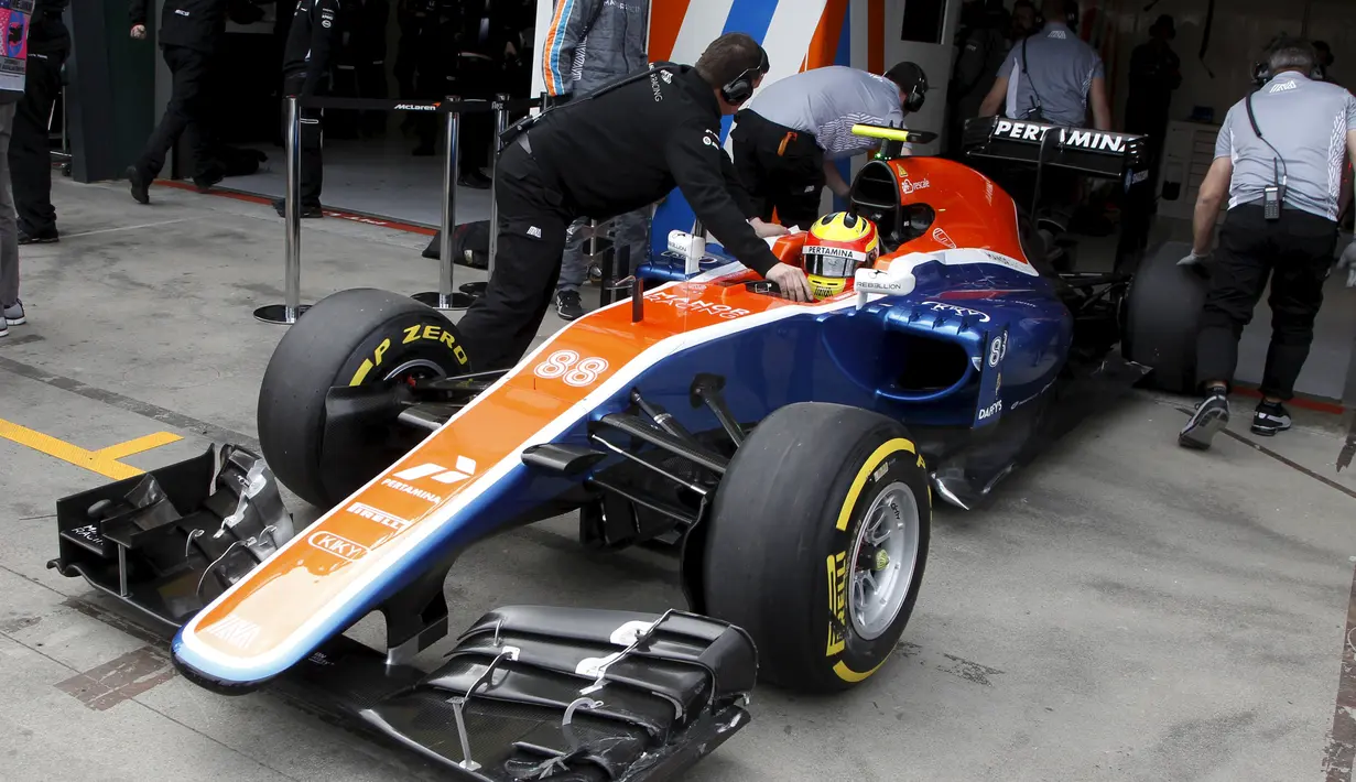 Mobil balap Formula One Rio Haryanto masuk kembali ke garasi sbersenggolan dengan mobil Romain Grosjean saat start sesi latihan ketiga Australian Formula One Grand Prix di Melbourne, (19/3). (REUTERS/Brandon Malone)