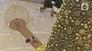 Pengunjung foto di dekat pohon Natal di Senayan City, Jakarta, Selasa (14/12/2021). Senayan City mempersembahkan FESTIVE LUMINOUS dalam rangkaian momen perayaan Natal dan Tahun Baru 2022. (Liputan6.com/Faizal Fanani)