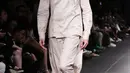Model mengenakan busana karya Danjyo Hiyojo dalam ajang Men Fashion Week 2015 di Plaza Indonesia, Jakarta, Sabtu (19/9/2015). Para model menggunakan lensa mata yang membuat mereka terlihat unik. (Liputan6.com/Angga Yuniar)