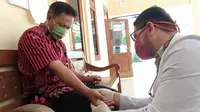 Dokter di Banyumas blusukan ke desa-desa mensosialisasikan pencegahan Covid-19 dan mengobati pasien dengan akupuntur. (Liputan6.com/Purbo Handoyo)